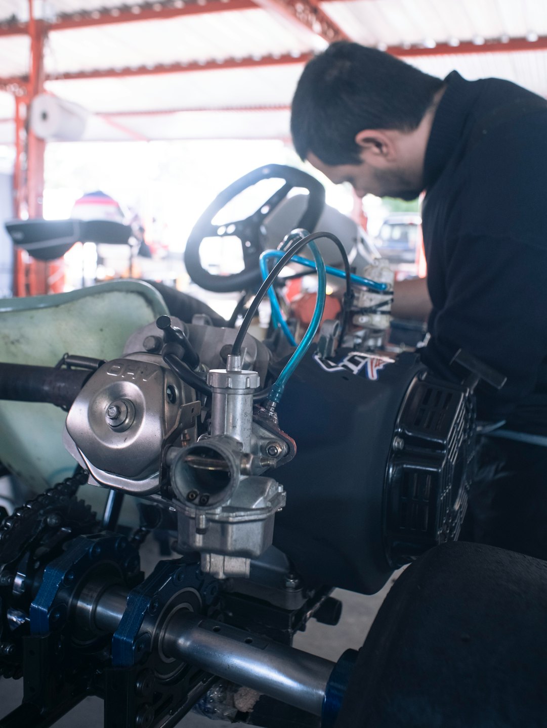 Mechaniker arbeitet an Go-Kart-Motor in Werkstatt.