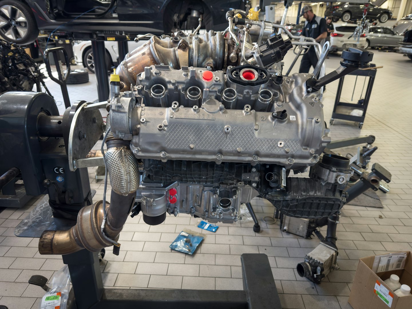 Zerlegter Motor auf einem Ständer in einer Werkstatt.